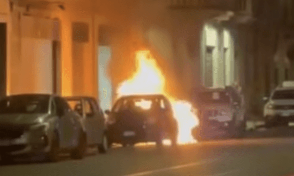 Auto incendiata nel mezzo della notte a Torino: si indaga sulle cause del rogo