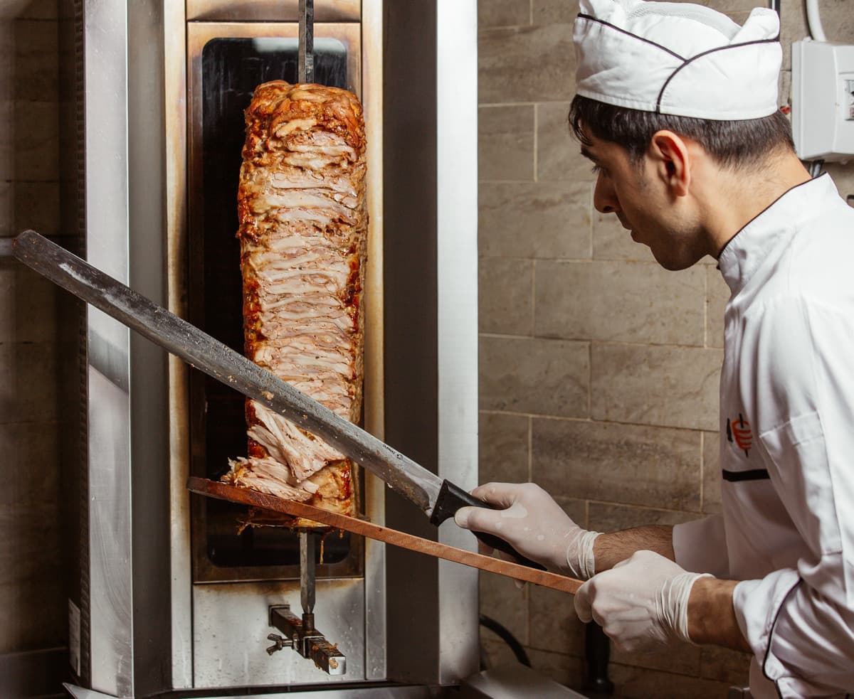 La Granda a tavola, il kebab cresce in provincia, ma la tradizione piemontese blinda il 60% delle licenze: dalle Langhe al capoluogo, la svolta esotica del fast food