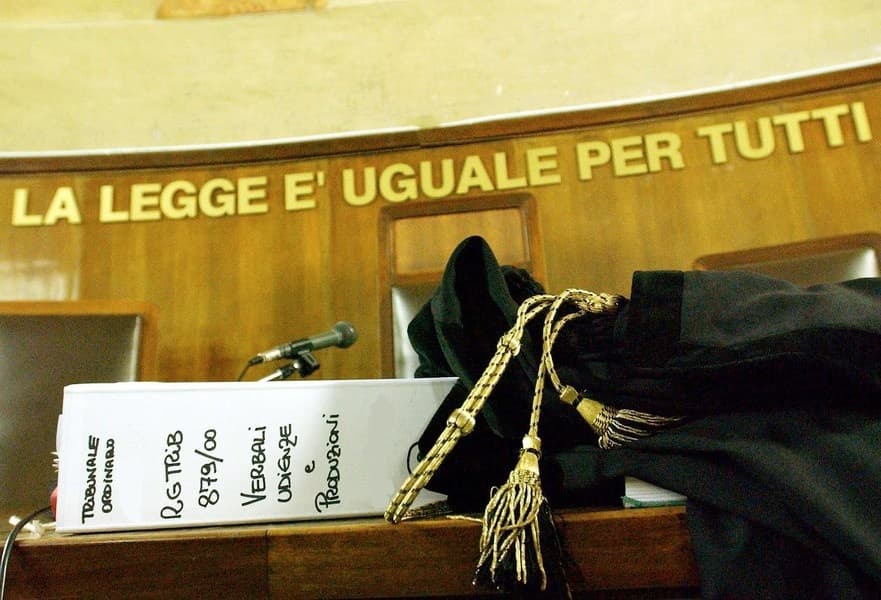 "Il bambino fa troppo rumore", vicini da incubo finiscono a processo tra insulti, lancio di sassi e bottiglie in testa