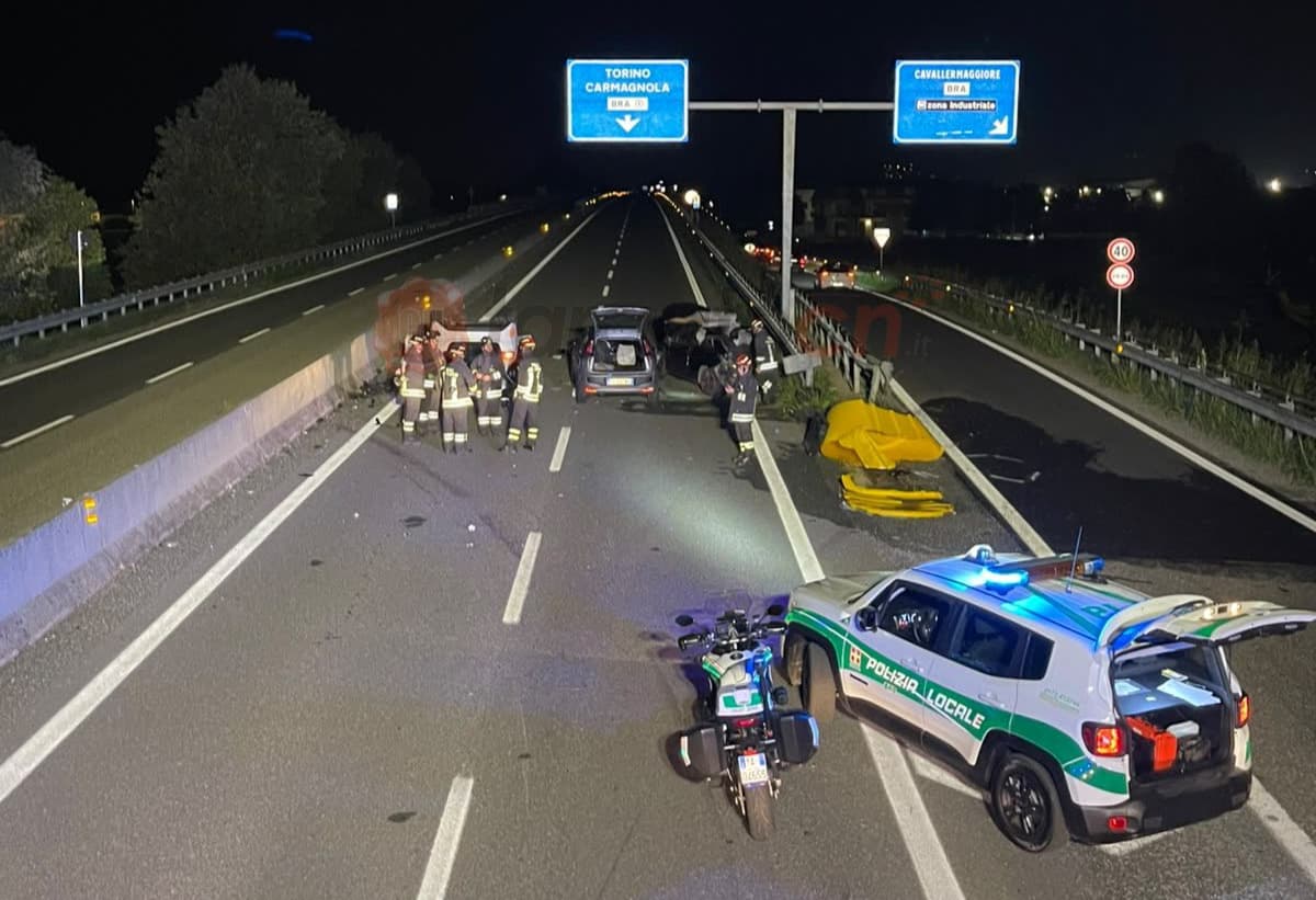 Violento scontro nella notte sulla tangenziale di Bra: cinque feriti, due gravi