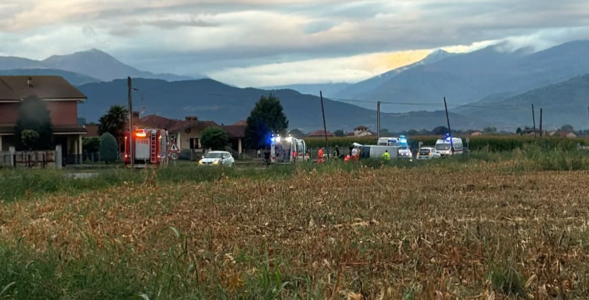 Fossano, furgone si ribalta in via Villafalletto