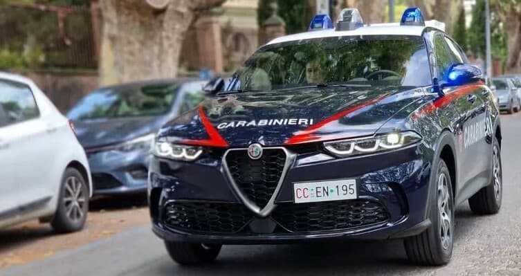 Follia a Ivrea, stacca a morsi un dito alla rivale: arrestata