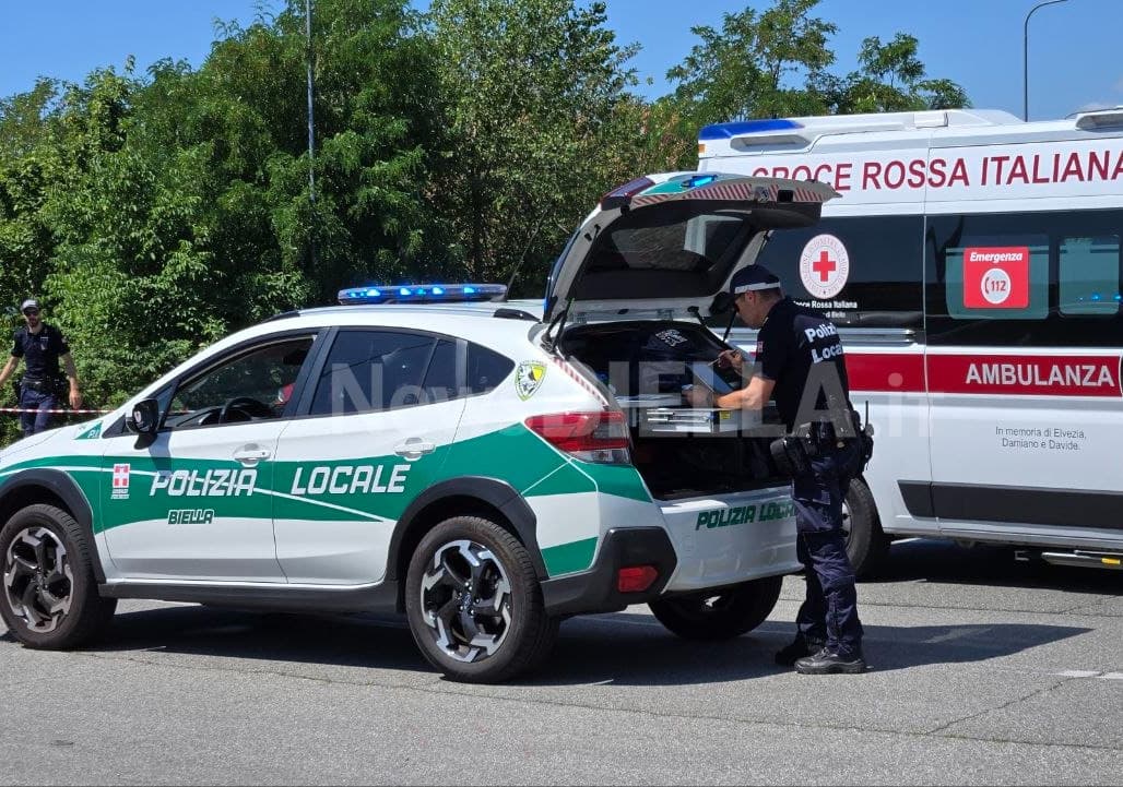 Biella, incidente tra auto e moto: soccorso un giovane