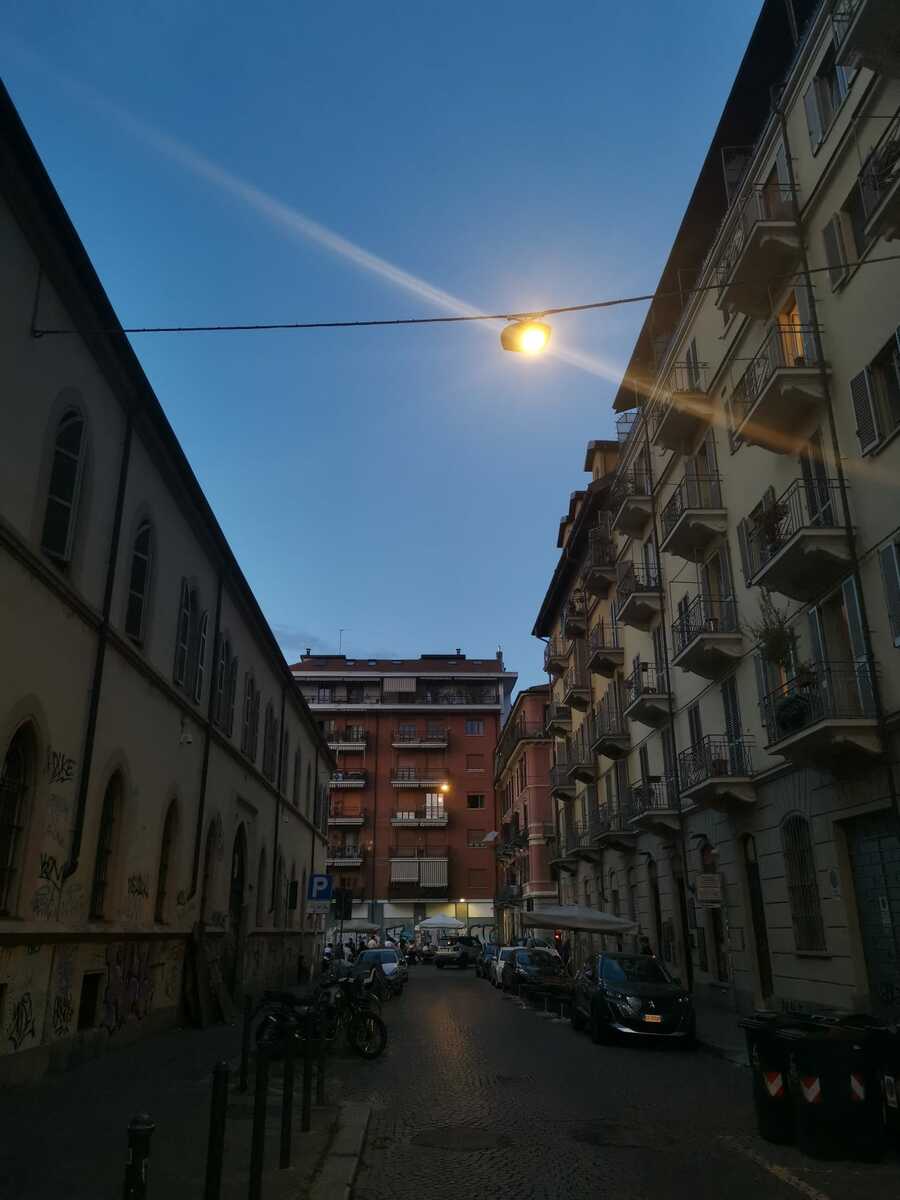 Torna la luce in via Santa Giulia, installato un lampione di fianco alla chiesa