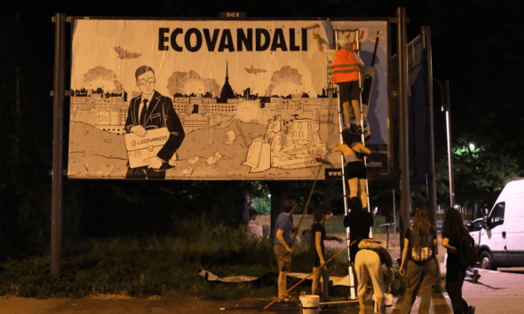 Maxi-manifesti contro Leonardo spa vicino la sede di corso Marche a Torino: nuova iniziativa di Extinction Rebellion – VIDEO