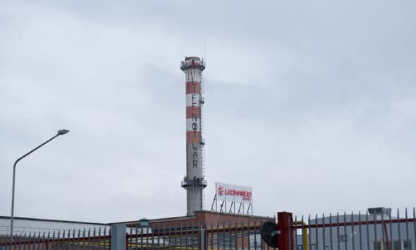 Quattro attivisti di Extinction Rebellion a processo per la scritta sulla ciminiera di Leonardo a Torino