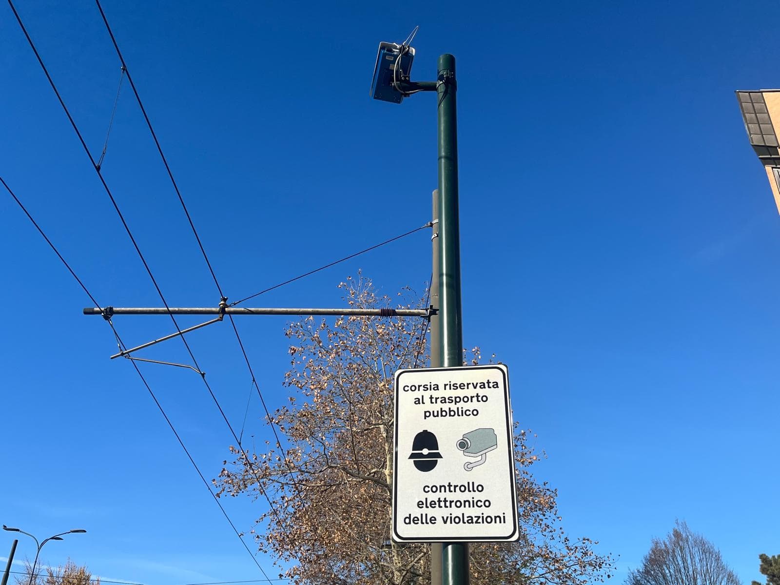 In corso Rosselli oltre 24mila multe per chi non rispetta la corsia bus: "Segnaletica errata, la telecamera va spenta"