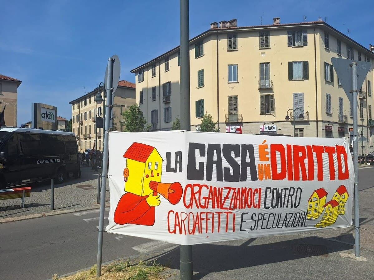 Case popolari, esplode la protesta davanti all'Atc: "Basta pagare al buio"