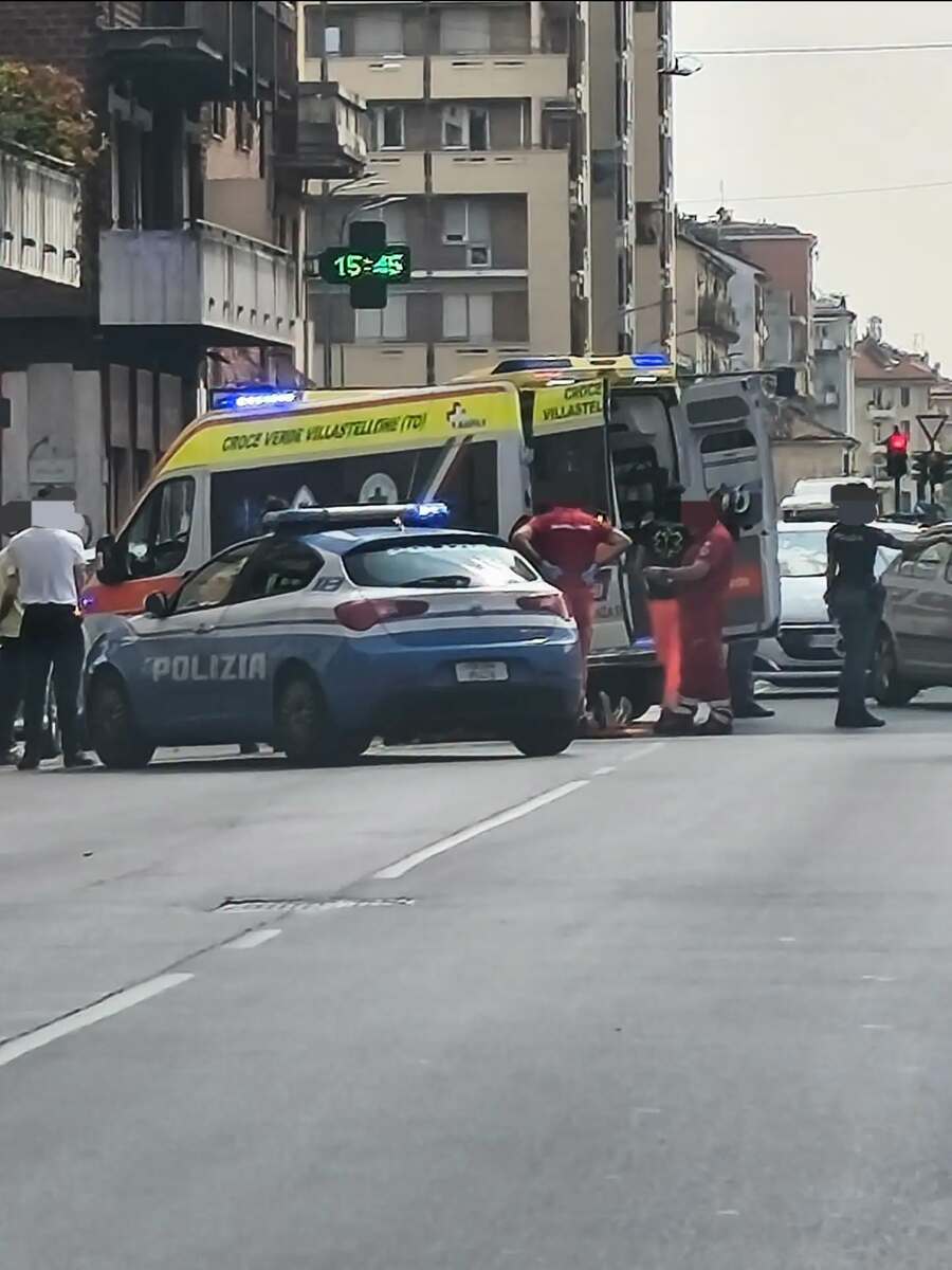 Scontro auto-monopattino in Barriera di Milano, giovane finisce all'ospedale