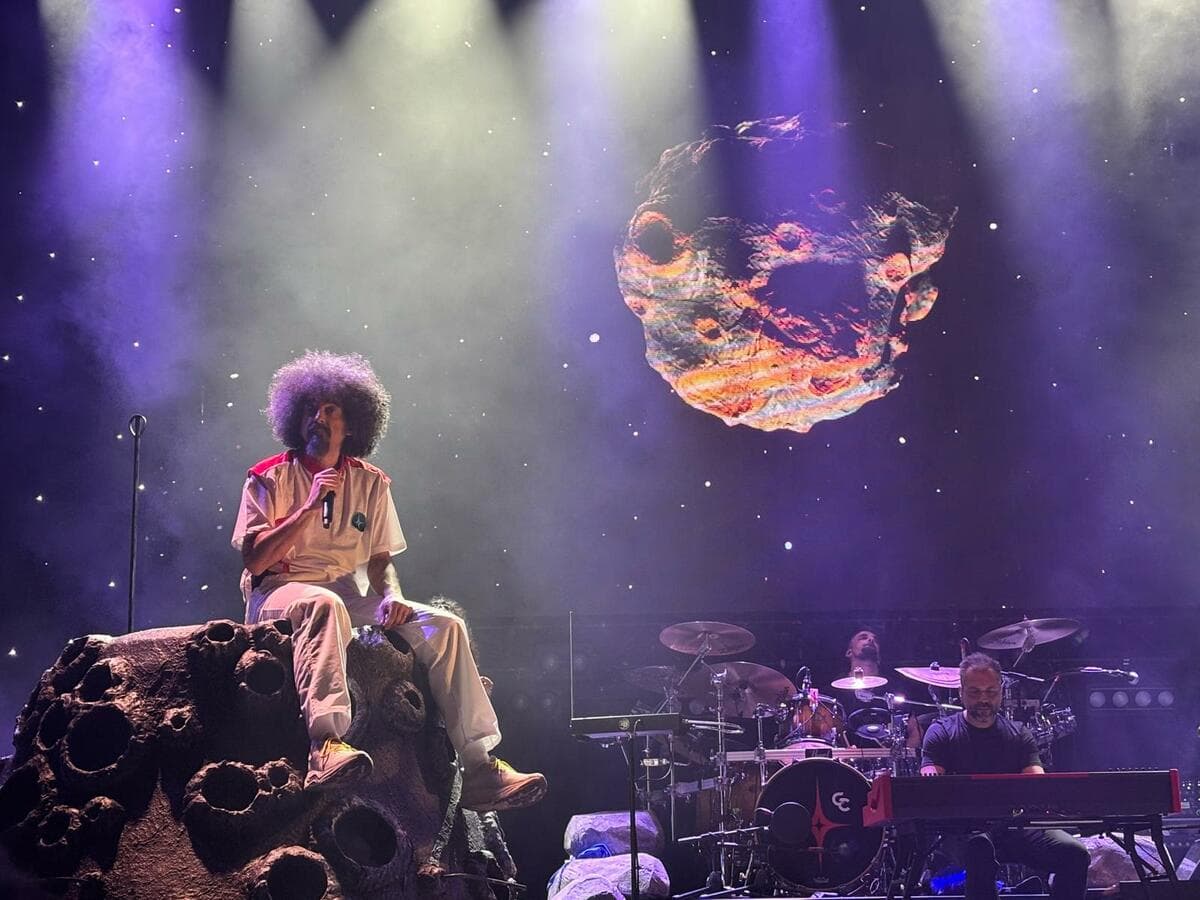 Caparezza conquista i biellesi, a Sordevolo spettacolo scenografico e tanta musica FOTO