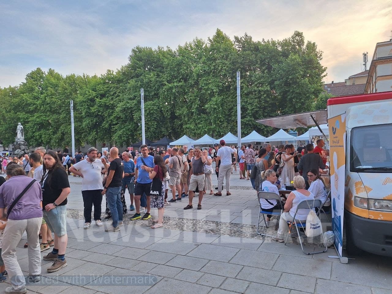 Biella si prepara al Concertozzo di stasera: ieri spazio alle associazioni e all’inclusione in piazza Duomo FOTO