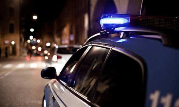 In monopattino si avvicina a un anziano, lo scaraventa a terra, lo colpisce e poi lo rapina: un arresto a Torino
