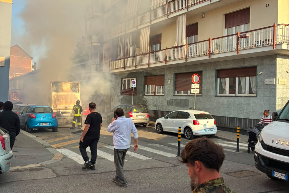 Camion in fiamme all'incrocio tra via Fossano e via Avellino: intervengono i vigili del fuoco