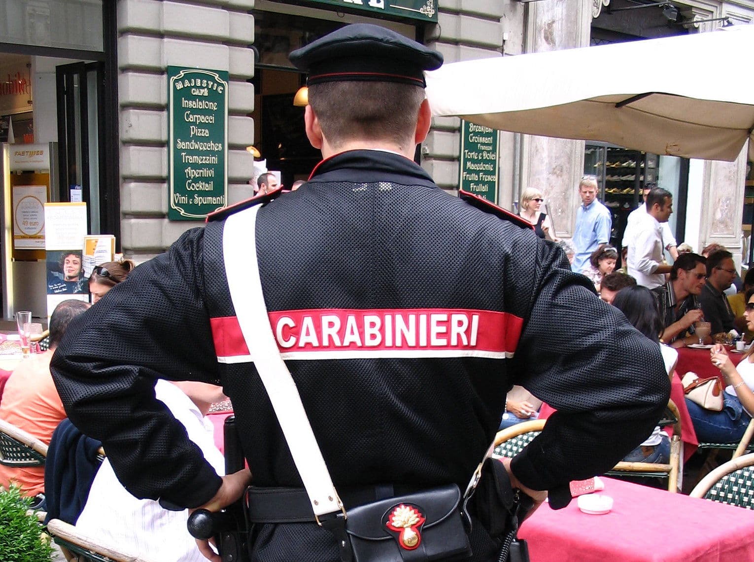 65 enne si siede sul parapetto del balcone meditando di buttarsi giù: lo salvano i carabinieri di Moncalieri