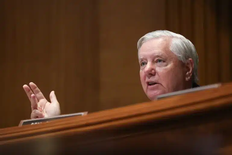 "Quando il regime iraniano cadrà faremo una montagna di soldi", le parole del senatore repubblicano Lindsay Graham