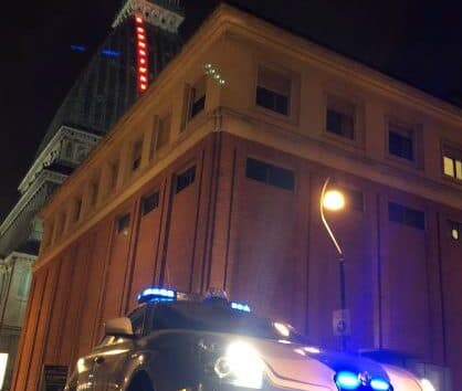 Ubriaco al volante fugge dalla polizia, poi prende a calci gli agenti e sfonda il finestrino della volante: arrestato un 32enne