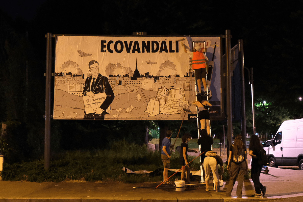 "Ecovandali": Extinction Rebellion ribalta le accuse verso Leonardo, maxi manifesto affisso nella notte