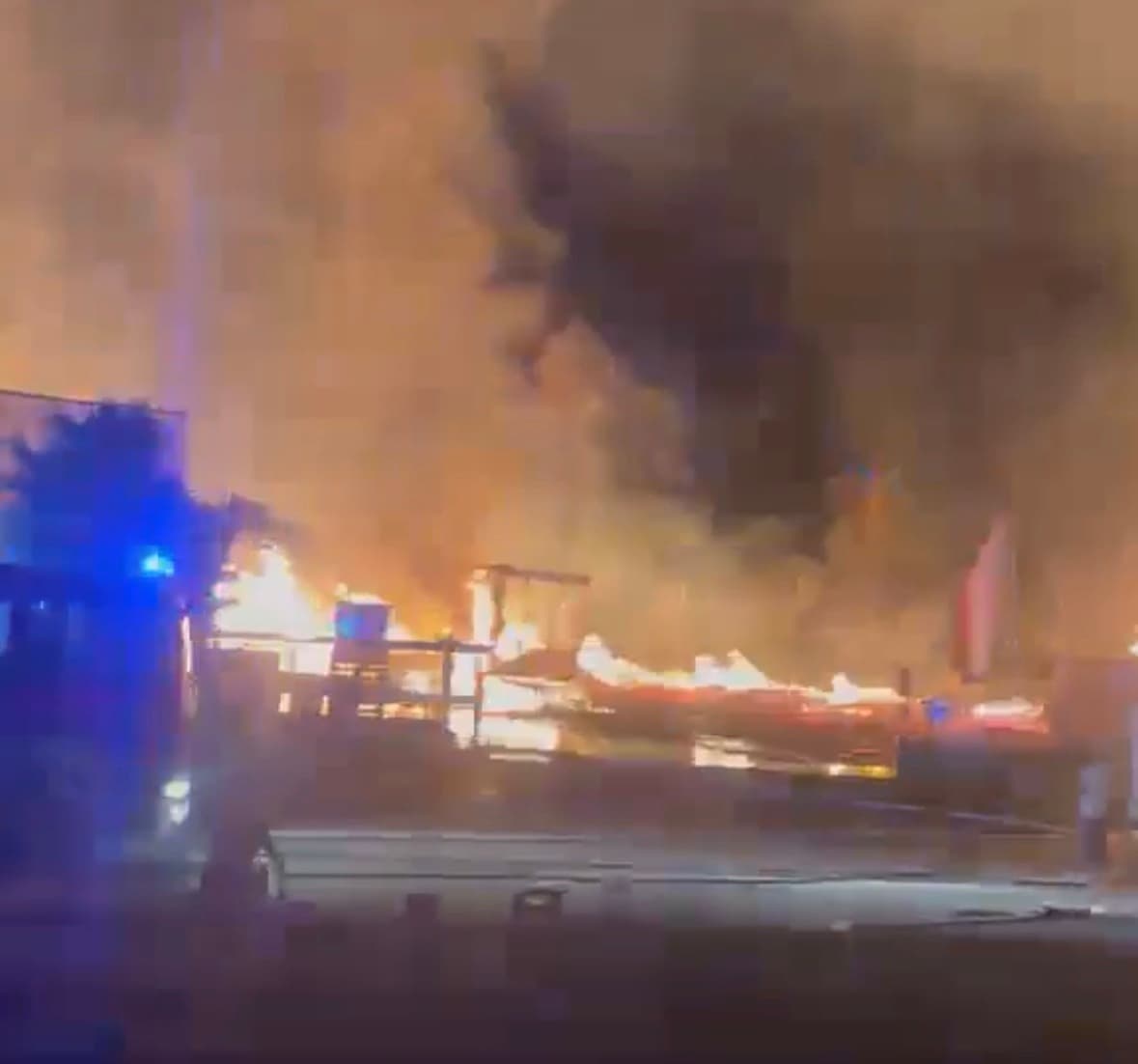 Le impressionanti immagini del rogo: incendio distrugge un magazzino di pellet e pallet a Vezza d'Alba [VIDEO]