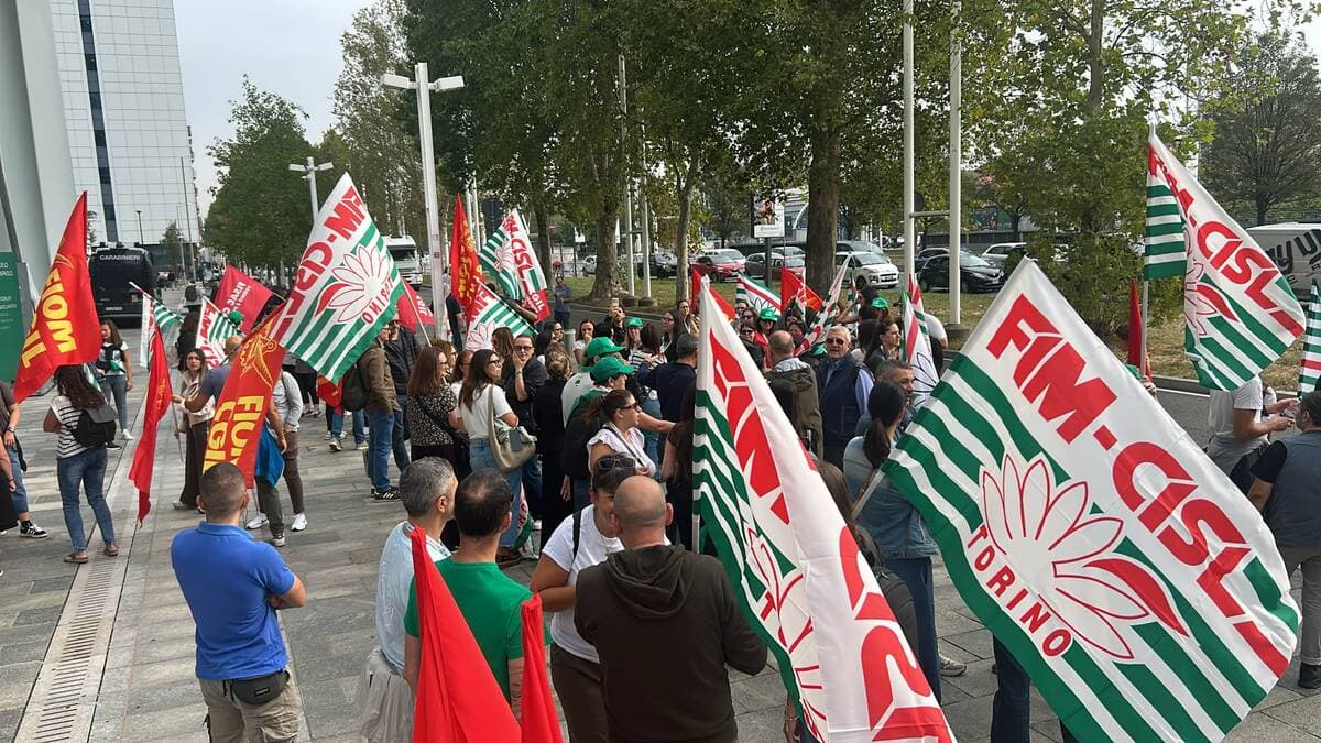 Innovaway e Nbt, doppio sciopero sotto il grattacielo di Intesa Sanpaolo. “Oltre 70 lavoratori a rischio”