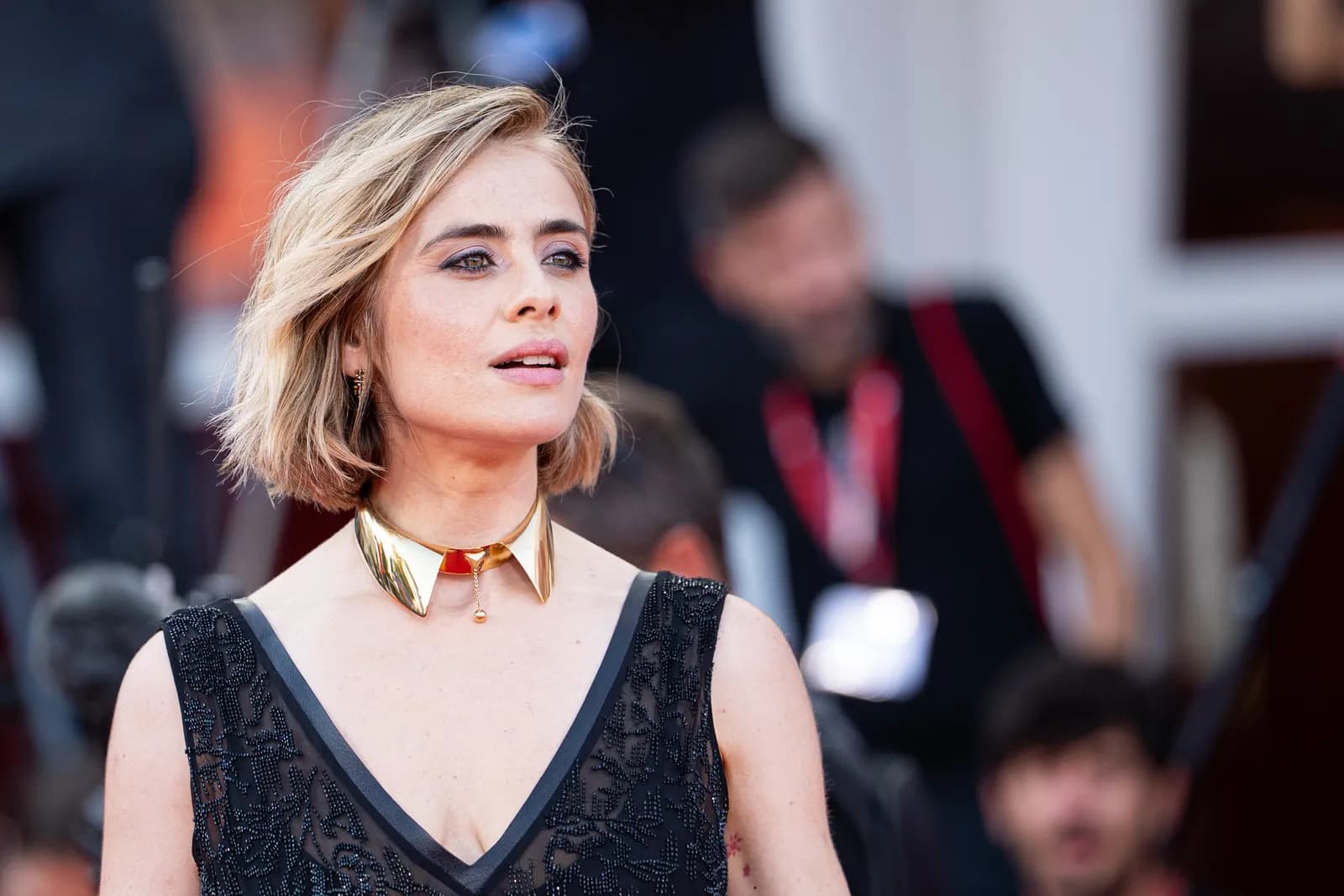 Venezia, Greta Scarano lancia un segnale contro i femminicidi sul red carpet
