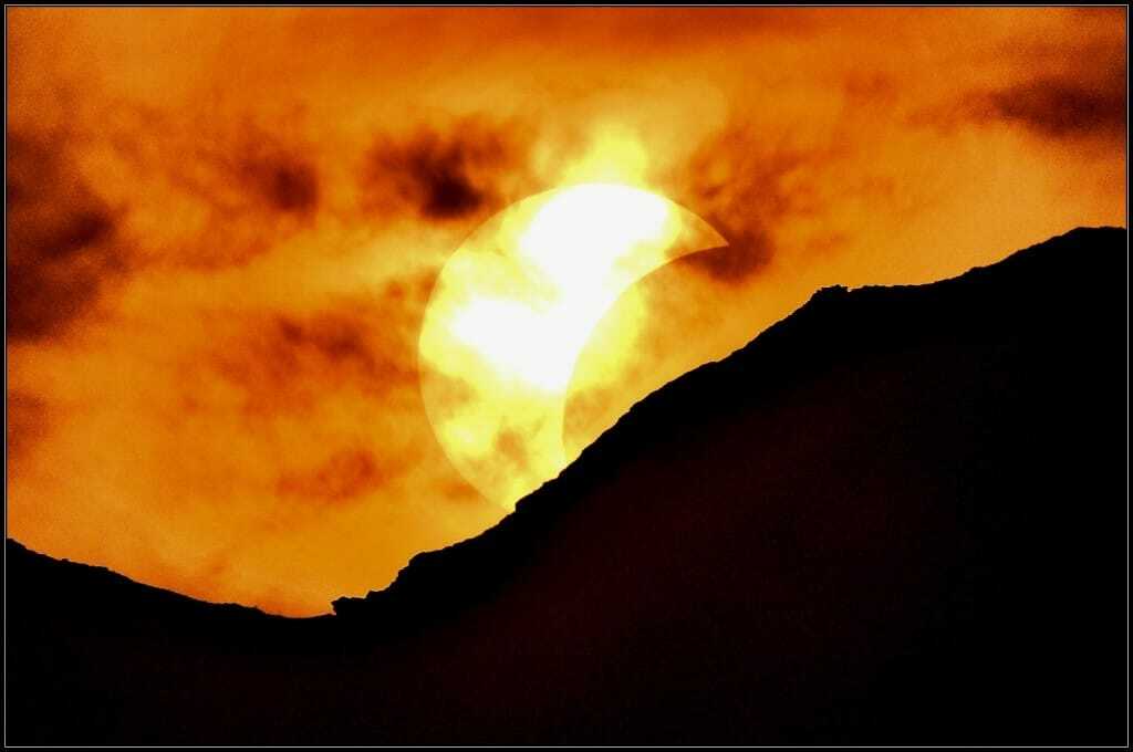 Eclissi di Sole, due scatti del fenomeno tra nubi e rilievi