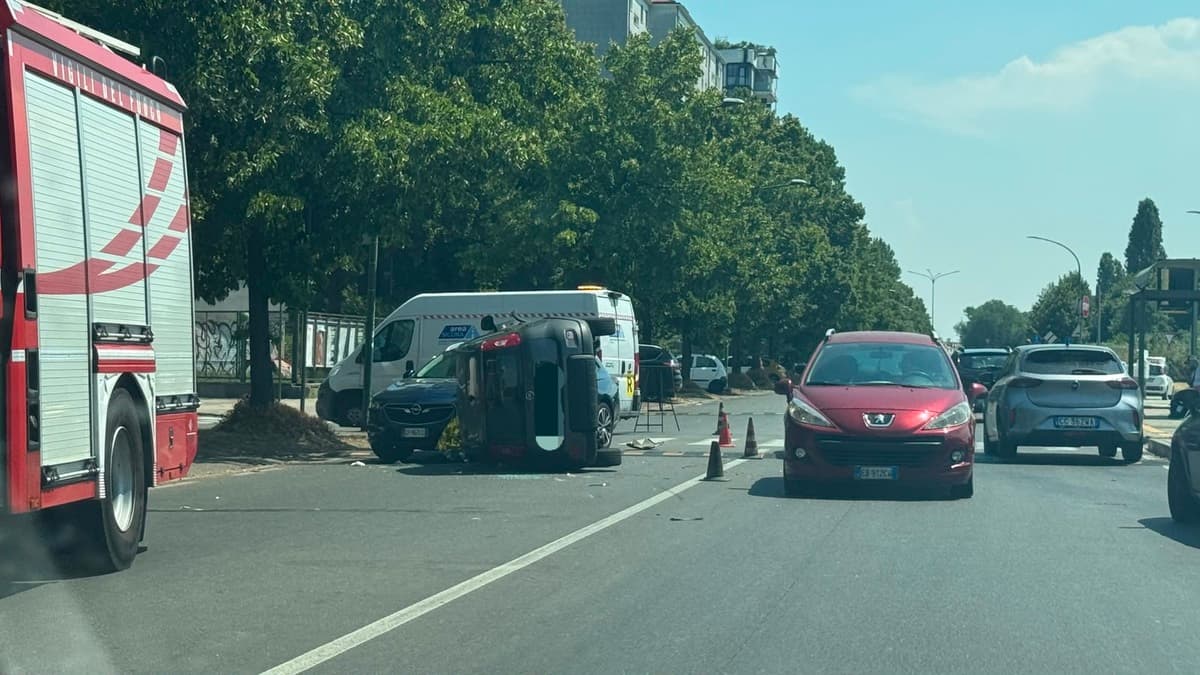 Auto si ribalta all'incrocio tra via Artom e via Pisacane: un ferito al CTO