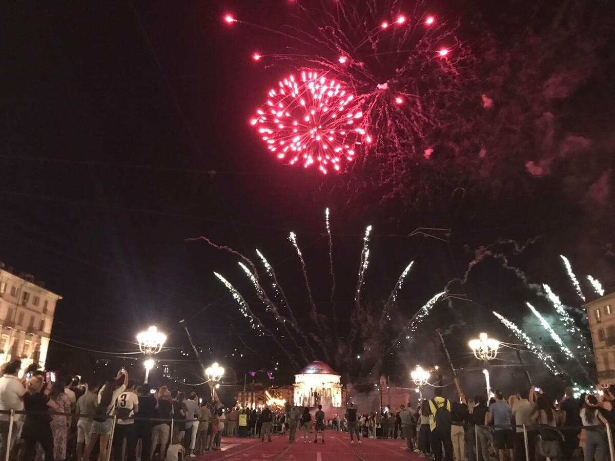 Torino festeggia San Giovanni al ritmo del Coachella: mini-concerti sui balconi di piazza Vittorio
