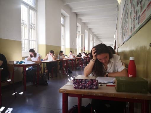 Maturità 2026, al via la prima prova: da Pavese a Brancati, tutte le tracce