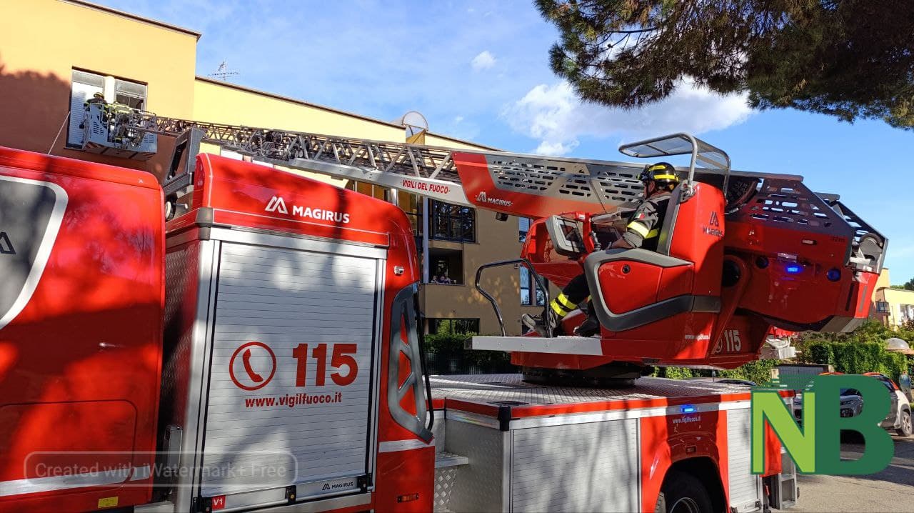 Vigliano, fiamme in un balcone, intervengono i Vigili del Fuoco con l'autoscala