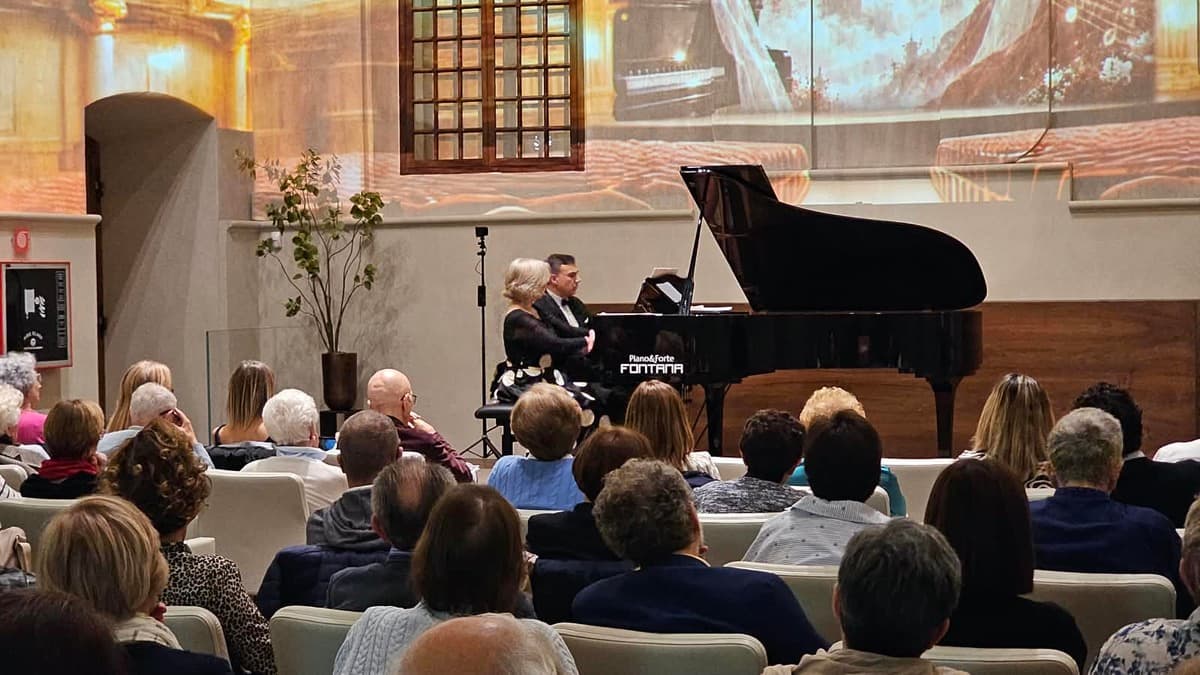 Carles Lama e Sofia Cabruja incantano Saluzzo con concerto di pianoforte a quattro mani