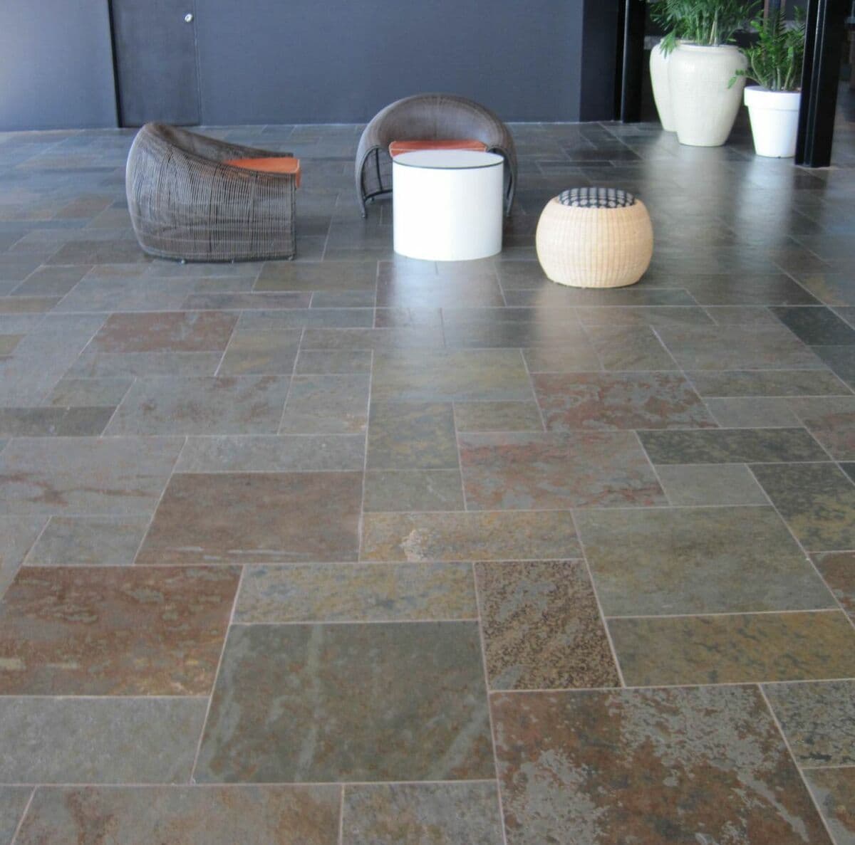 Pietra naturale nell'interior design: il valore della filiera corta tra estetica e risparmio