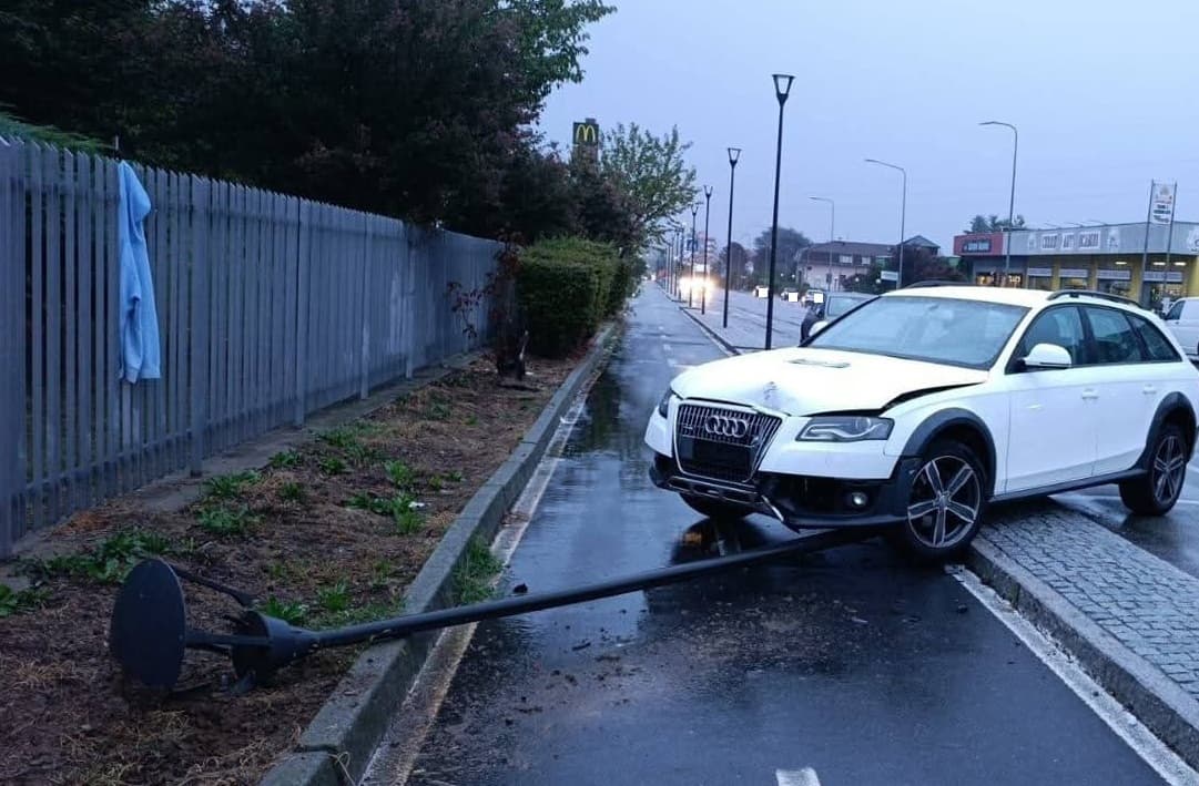 Auto finisce contro un punto luce, incidente a Quaregna Cerreto