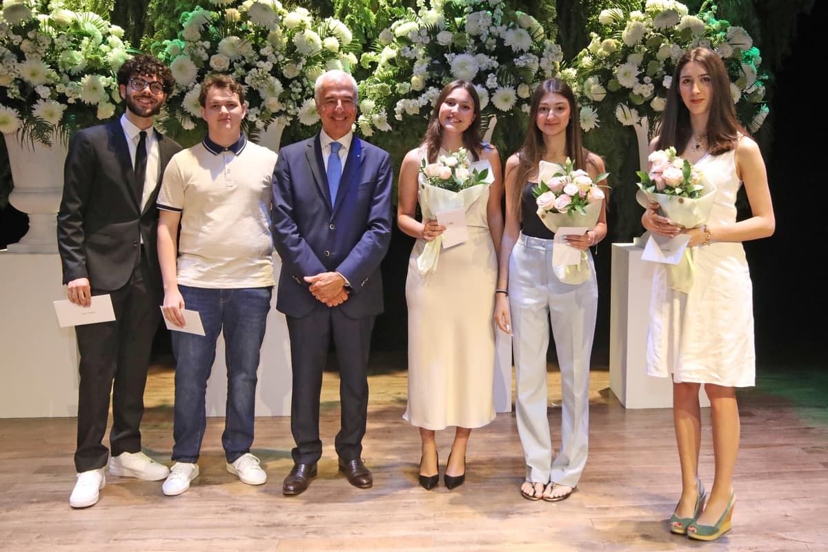 Alba, la Fondazione Ferrero premia la fedeltà all'azienda: una cerimonia speciale tra il ricordo di Maria Franca e il futuro dei giovani