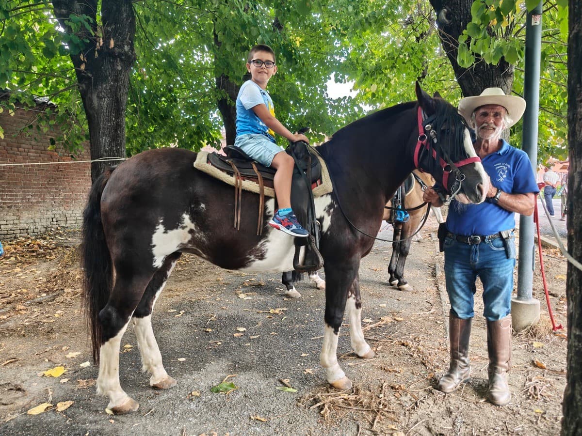 Bra, tanti bambini a cavallo per il battesimo della sella con i Cavalieri del Bandito