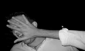 Cossato, lite in strada: 22enne arrestato dopo aver colpito un minorenne