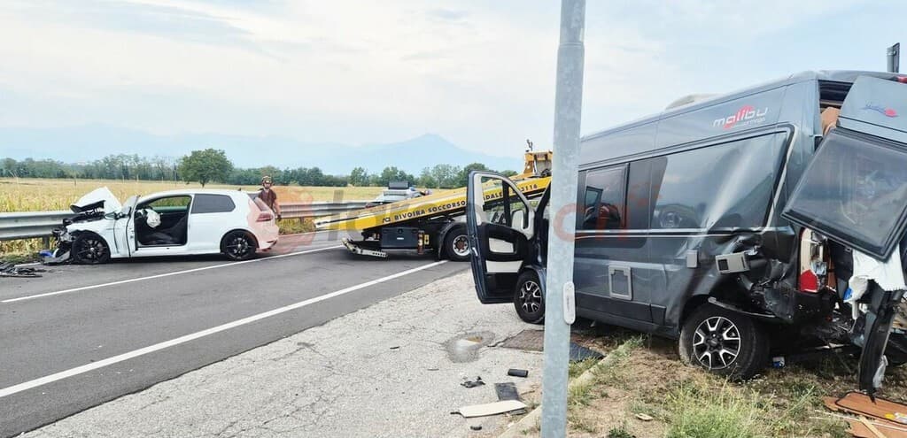 Dal Nord-ovest: scontro tra auto e camper sulla Statale 231, strada bloccata a Centallo 