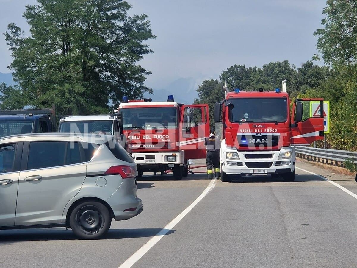 Carico in fiamme sulla tangenziale di Mottalciata, chiusa la SS 232 FOTO