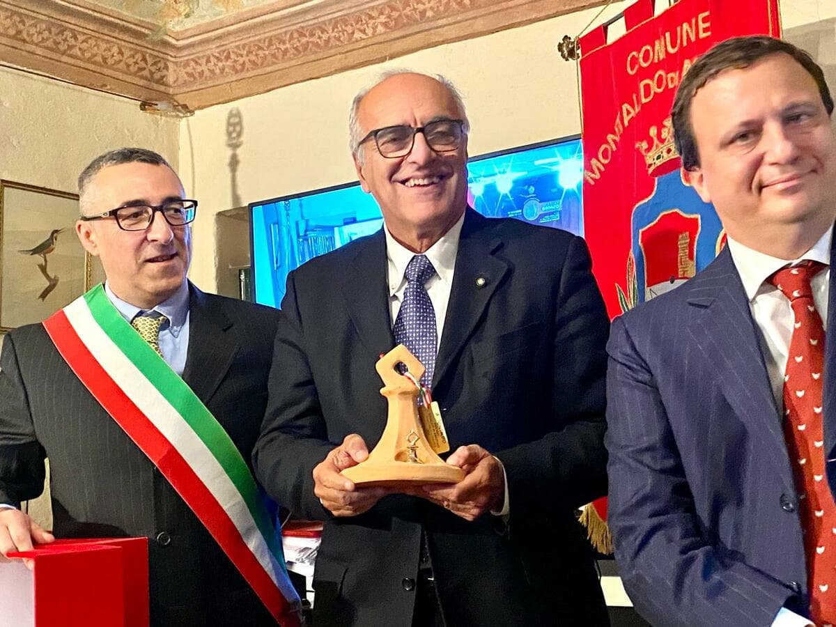 Montaldo Mondovì consegna a Francesco Cozzi, ex procuratore capo di Genova, il "Sigillo di bronzo"