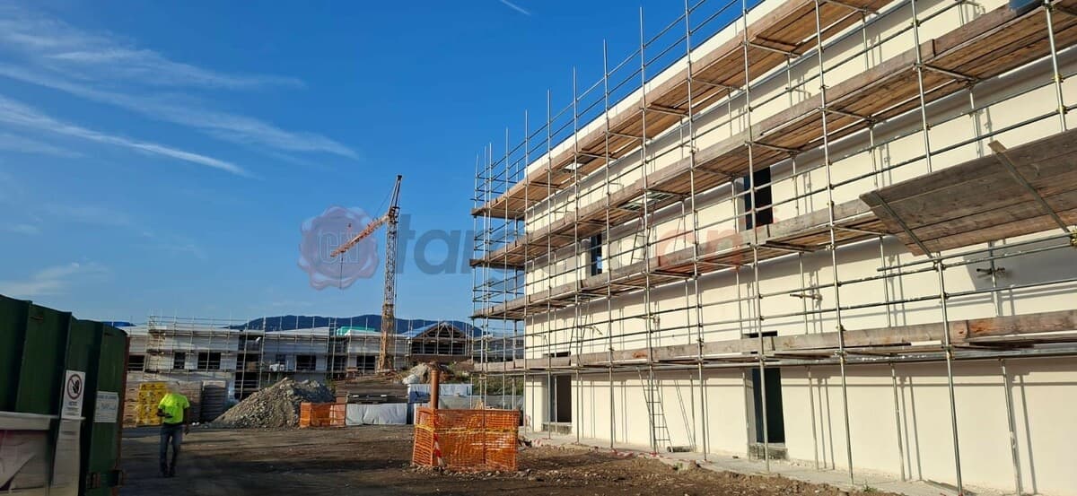 Polo scolastico di Caraglio, scontro sui ritardi: la minoranza incalza, la giunta replica "nessun costo aggiuntivo e nessun rischio per il Pnrr"