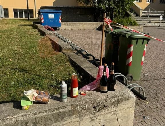 Maturità festeggiata a suon di lanci di uova, farina e pomodori: "Non è goliardia, ma pura maleducazione"