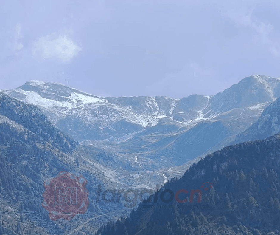 Sembra neve ma è grandine: lo scatto che cattura le Alpi Liguri