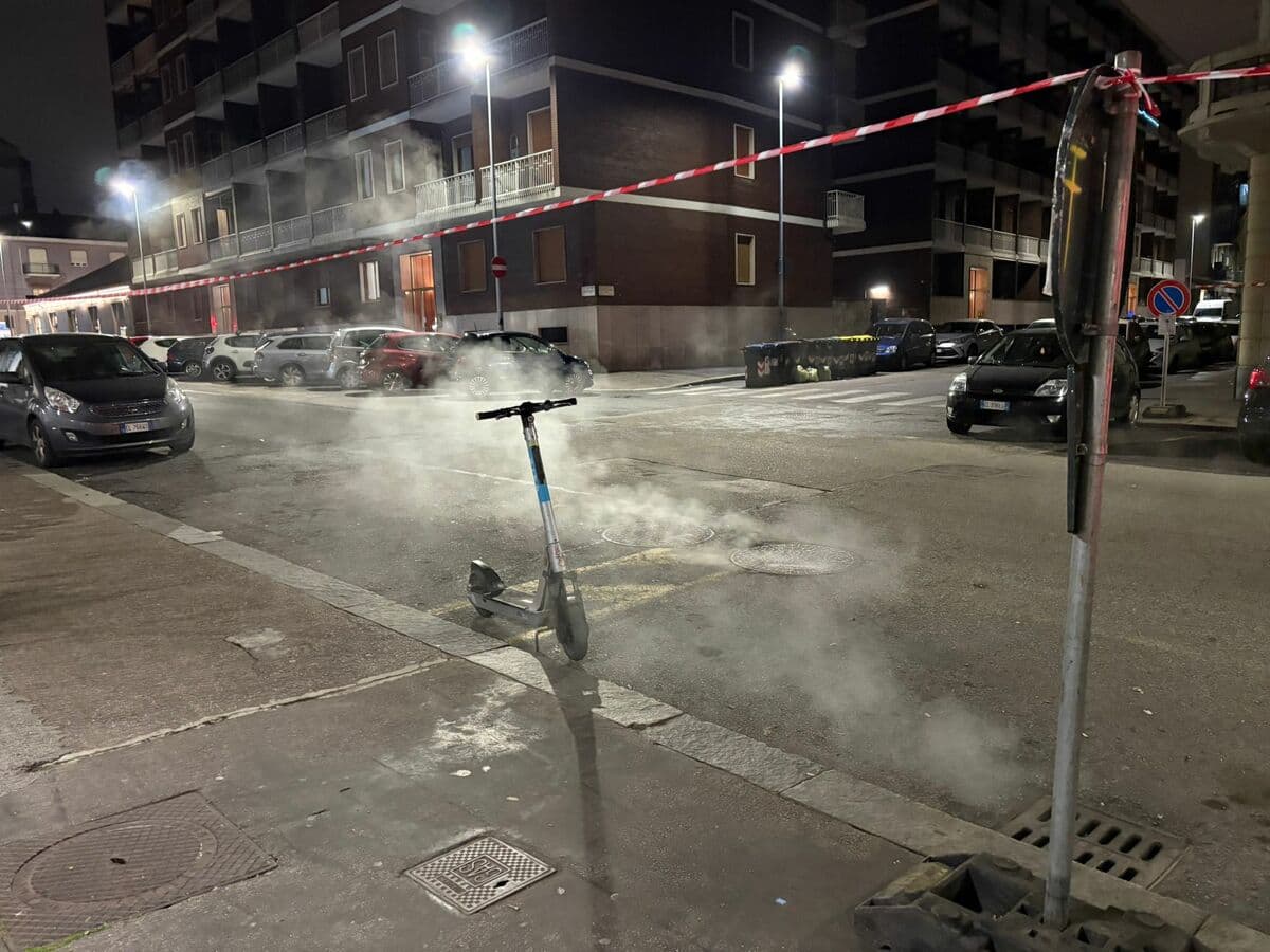 Nuvole di vapore a Torino, i tombini di via Millefonti fumano da due settimane