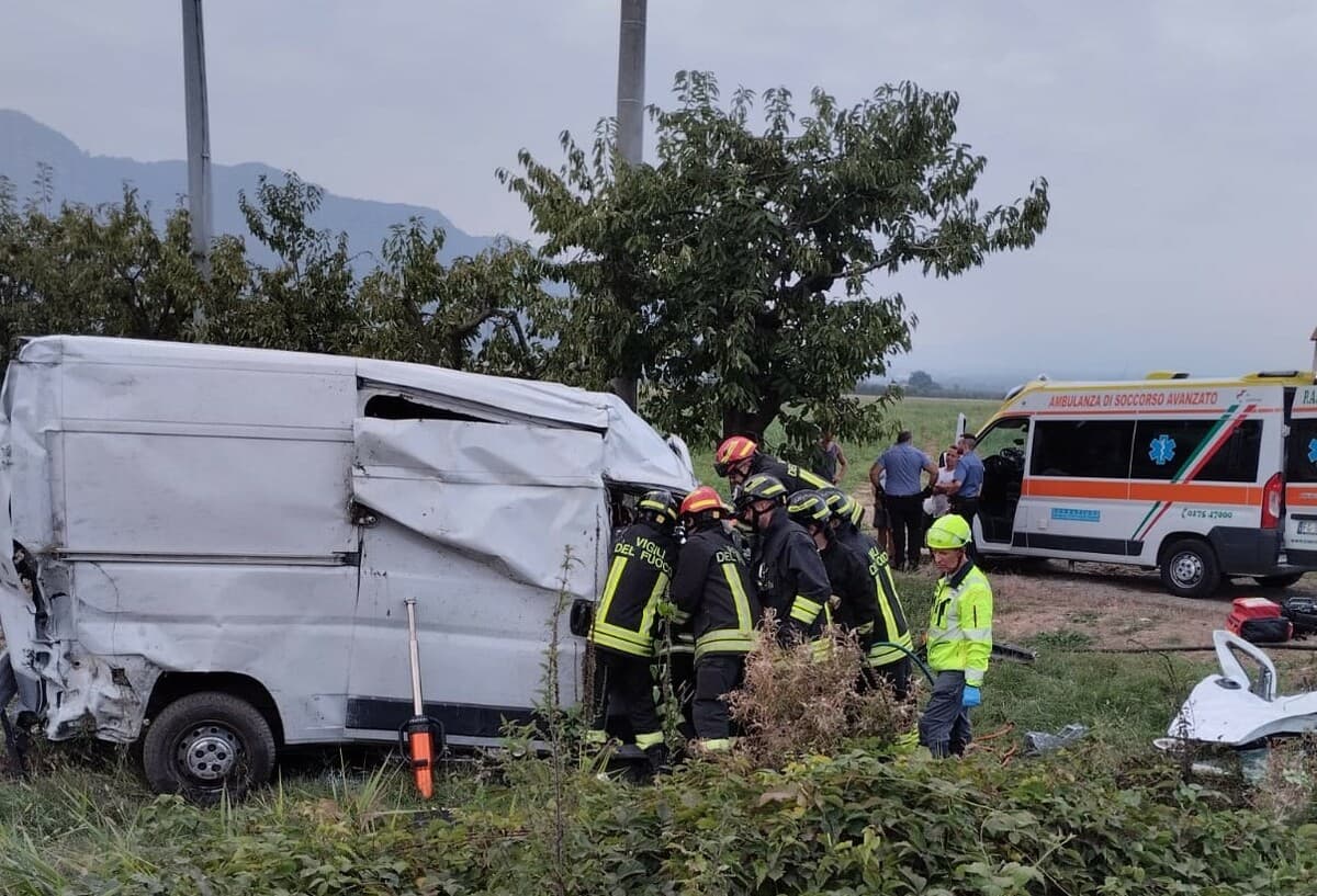 Furgone fuori strada a Revello, 42enne trasportato al Cto con l'eliambulanza