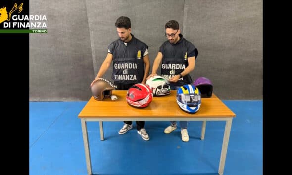 Maxi sequestro di caschi contraffatti tra Torino e Alessandrino: 1.300 prodotti irregolari, valore oltre 700 mila euro