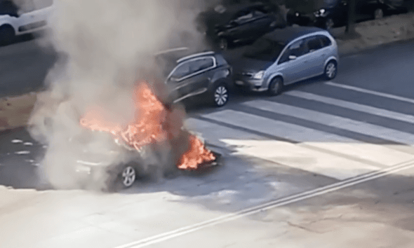 Torino, auto prende fuoco in marcia nel quartiere Filadelfia