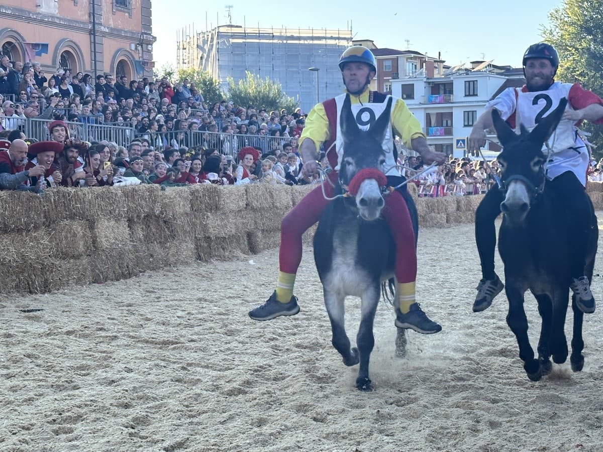 Domenica di festa ad Alba: sfilano i 1.200 figuranti e scatta il Palio degli Asini 2026