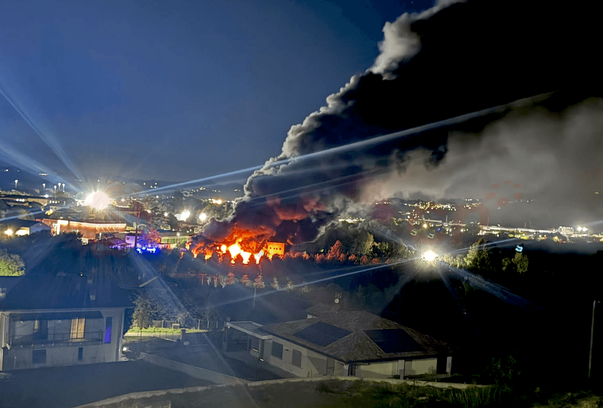 Alba: incendio in un capannone dismesso in via San Rocco. Non si esclude la presenza di persone all’interno [FOTO E VIDEO]