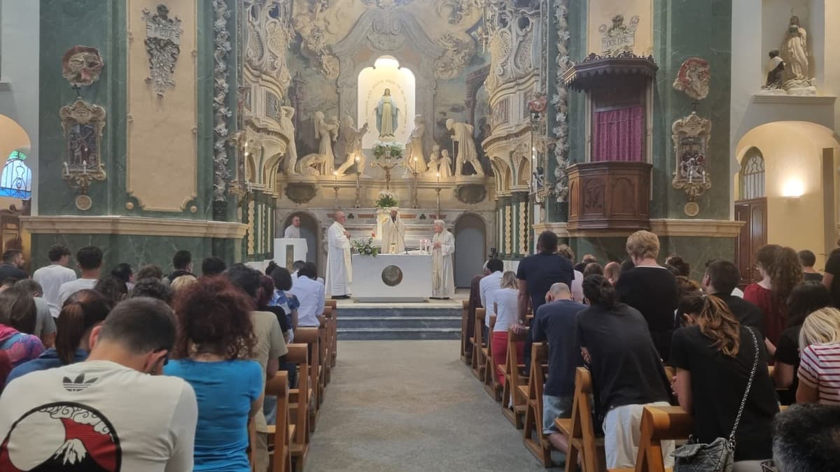 Basta chat e social, tutti a Messa: il miracolo della Generazione Z a Mellana