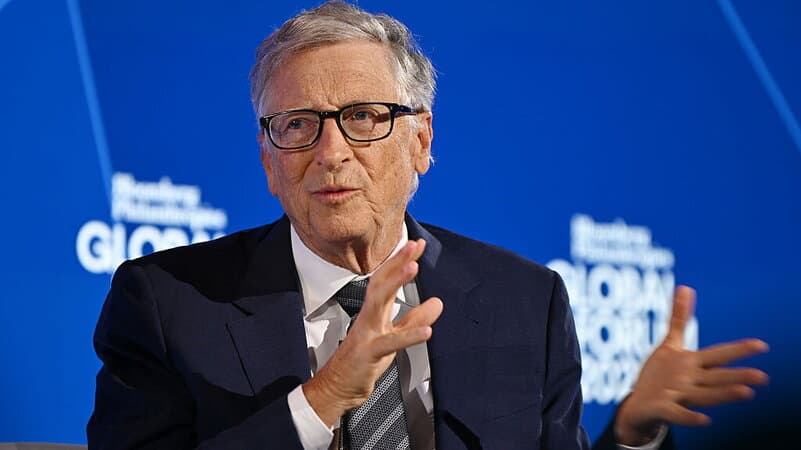 Bill Gates lancia l'allarme sull'IA: «Gli Stati Uniti devono guidare con una legge»