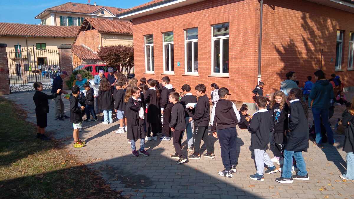 A Trinità la castagnata con la primaria e tanta generosità, donato anche un Fiorino a disposizione dei cantonieri